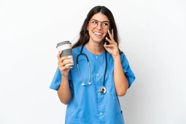 Young Surgeon Doctor Caucasian Woman Isolated White Background Holding Coffee — Stock Photo, Image