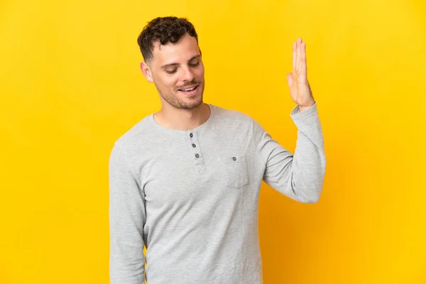 Jeune Homme Beau Caucasien Isolé Sur Fond Jaune Avec Expression — Photo