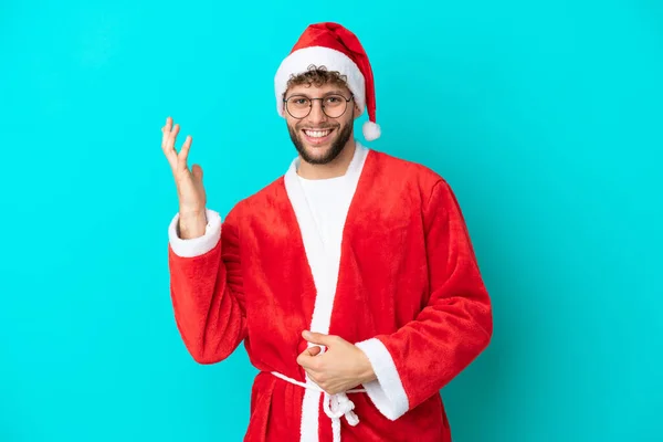 Mladý Muž Převlečený Santa Clause Izolované Modrém Pozadí Dělat Kytarové — Stock fotografie