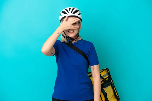 Mujer Joven Caucásica Con Mochila Térmica Aislada Sobre Fondo Azul — Foto de Stock