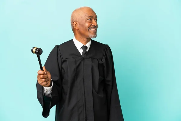 Judge Senior Man Isolated Blue Background Looking Side Smiling — Stock Photo, Image