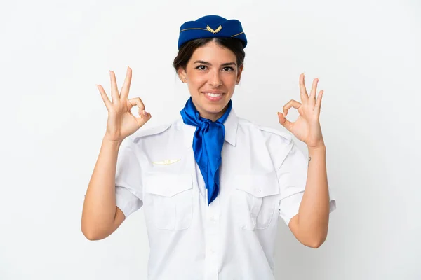 飛行機スチュワーデス白地に隔離された白人女性指でOkサインを示す — ストック写真