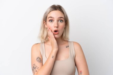 Beyaz arka planda soyutlanmış beyaz bir kadın. Portre