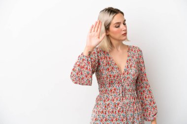 Beyaz arka planda izole edilmiş genç beyaz kadın dur hareketi yapıyor ve hayal kırıklığına uğruyor.