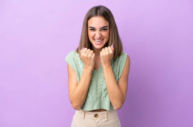 Mor arka planda izole edilmiş genç beyaz kadın kötü bir durum yüzünden hayal kırıklığına uğradı.