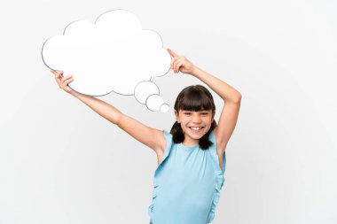 Beyaz arka planda izole edilmiş küçük beyaz bir çocuk düşünce balonu tutuyor.