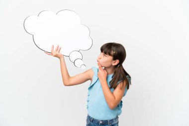 Beyaz arka planda izole edilmiş küçük beyaz bir çocuk düşünce balonu tutuyor.