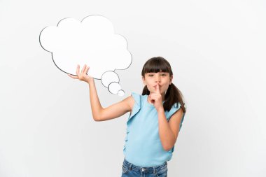 Beyaz arka planda izole edilmiş beyaz bir çocuk elinde bir konuşma balonu tutuyor ve sessizlik hareketi yapıyor.