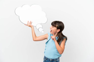 Beyaz arka planda izole edilmiş beyaz bir çocuk elinde şaşırtıcı bir ifadeyle düşünen bir konuşma balonu tutuyor.