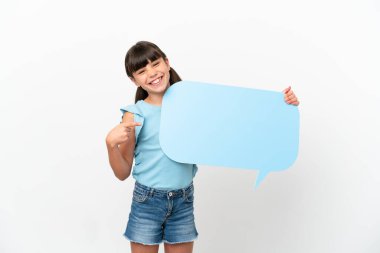 Beyaz arka planda izole edilmiş beyaz bir çocuk elinde boş bir konuşma balonu tutuyor ve ona doğrultuyor.