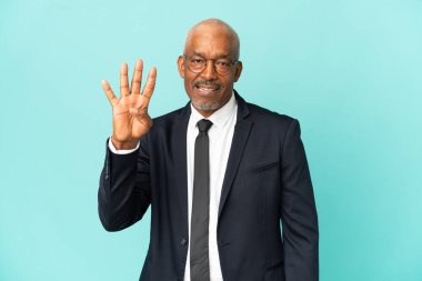 İşletme son sınıf öğrencisi mavi arka planda mutlu ve parmaklarıyla dört kişi sayıyor.