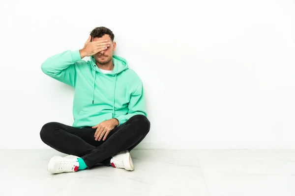 Jonge Knappe Blanke Man Die Met Zijn Handen Vloer Zit — Stockfoto