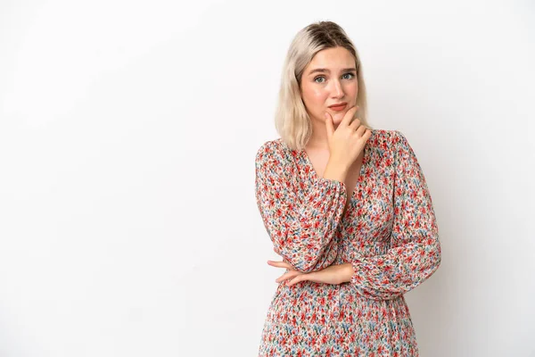 Beyaz arka planda izole edilmiş genç beyaz kadın şüpheleri var.