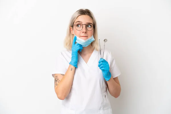 Dentist Caucasian Woman Holding Tools Isolated White Background Having Doubts — Stock Photo, Image