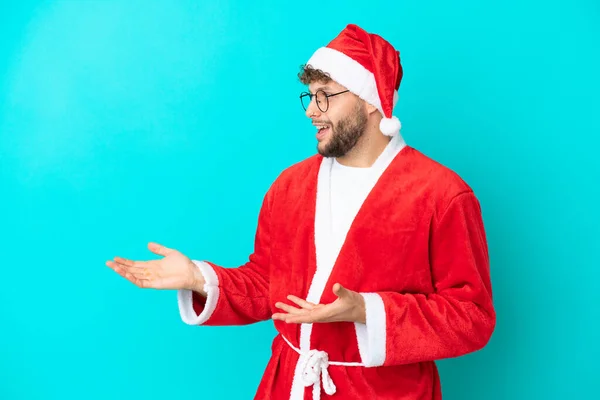 Mladý Muž Přestrojený Santa Clause Izolované Modrém Pozadí Překvapivým Výrazem — Stock fotografie