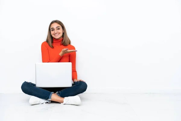Genç Beyaz Bir Kadın Dizüstü Bilgisayarla Yerde Oturuyor Gülümserken Bir — Stok fotoğraf