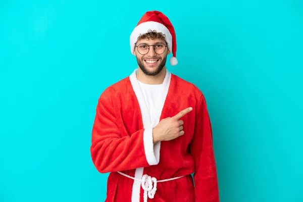 Young Man Disguised Santa Claus Isolated Blue Background Pointing Side — Stock Photo, Image