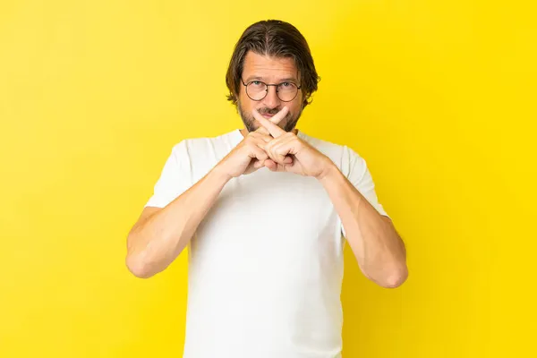 Senior Nederlandse Man Geïsoleerd Gele Achtergrond Met Een Teken Van — Stockfoto