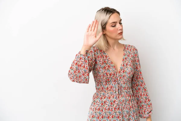 Beyaz arka planda izole edilmiş genç beyaz kadın dur hareketi yapıyor ve hayal kırıklığına uğruyor.