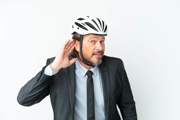 耳に手を置くことによって何かを聞く白い背景に隔離された自転車のヘルメットを持つビジネスシニア男 — ストック写真
