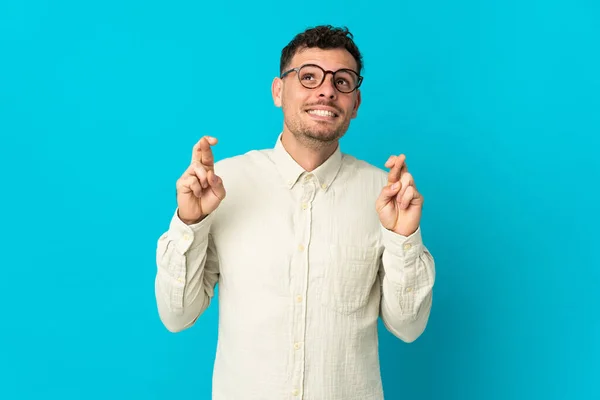 Jeune Homme Beau Caucasien Isolé Sur Fond Bleu Avec Les — Photo