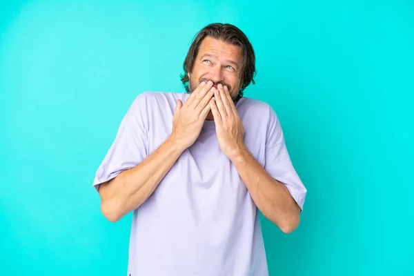 Senior Holenderski Człowiek Odizolowany Niebieskim Tle Szczęśliwy Uśmiechnięty Pokrycie Usta — Zdjęcie stockowe