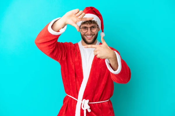 Ung Man Förklädd Till Jultomten Isolerad Blå Bakgrund Fokuserad Ansikte — Stockfoto