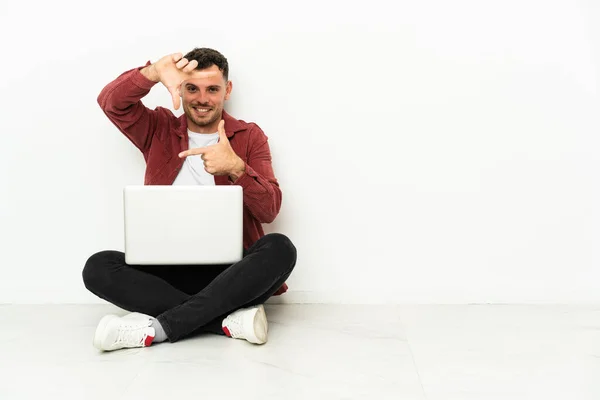 Homem Branco Bonito Jovem Sentar Chão Com Laptop Focando Rosto — Fotografia de Stock