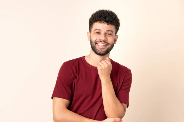 Jovem Marroquino Isolado Fundo Bege Rindo — Fotografia de Stock