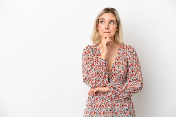 Beyaz arka planda soyutlanmış beyaz bir kadın. Şüpheleri ve düşünceleri var.