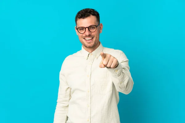 Jovem Caucasiano Bonito Homem Isolado Fundo Azul Surpreso Apontando Frente — Fotografia de Stock