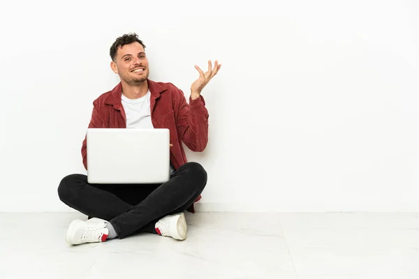 Jovem Bonito Caucasiano Homem Sit Chão Com Laptop Estendendo Mãos — Fotografia de Stock