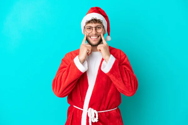 Junger Mann Als Weihnachtsmann Auf Blauem Hintergrund Verkleidet Lächelt Mit — Stockfoto