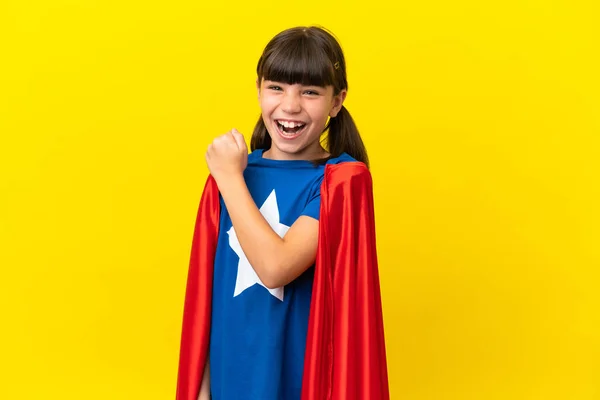 Kleines Superheldenkind Isoliert Auf Lila Hintergrund Feiert Einen Sieg — Stockfoto