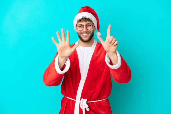 Joven Disfrazado Santa Claus Aislado Sobre Fondo Azul Contando Siete — Foto de Stock