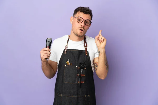 Peluquero Hombre Caucásico Delantal Aislado Sobre Fondo Púrpura Con Intención — Foto de Stock