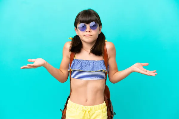 Pequeño Niño Caucásico Que Playa Aislado Sobre Fondo Azul Teniendo — Foto de Stock