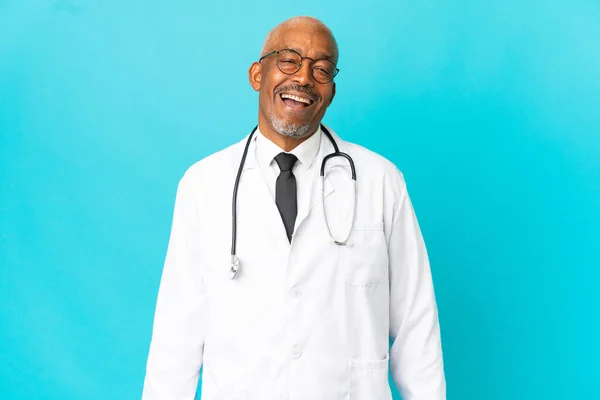 Senior Medico Uomo Isolato Sfondo Blu Ridere — Foto Stock