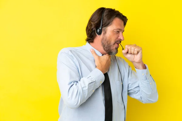 Telemarketer Nederlandse Man Werkt Met Een Headset Geïsoleerd Gele Achtergrond — Stockfoto