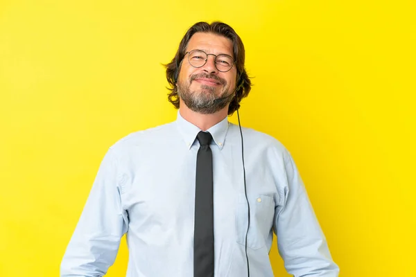 テレマーケティングオランダ人男性作業ヘッドセットで隔離された黄色の背景に眼鏡と幸せな — ストック写真