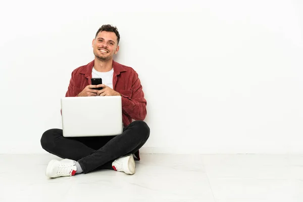 Jovem Bonito Caucasiano Homem Sit Chão Com Laptop Enviando Uma — Fotografia de Stock