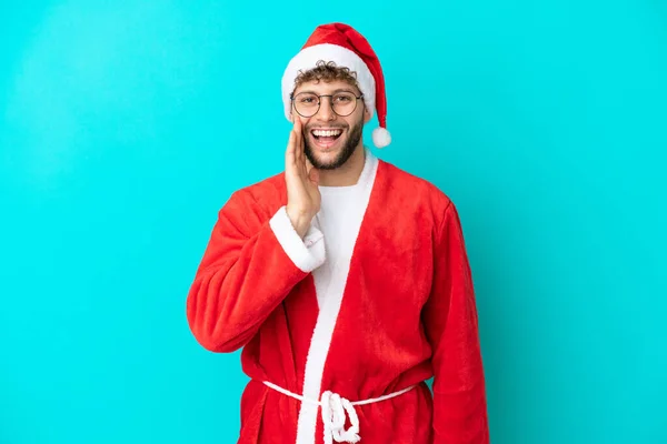 Joven Disfrazado Santa Claus Aislado Sobre Fondo Azul Gritando Con —  Fotos de Stock