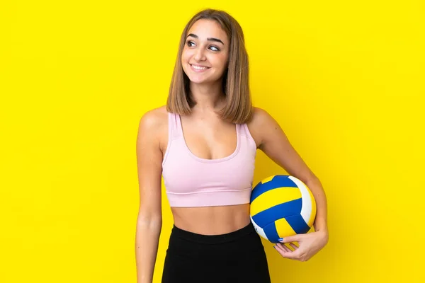 Молодая Женщина Играющая Волейбол Изолирована Желтом Фоне Думая Идее Глядя — стоковое фото