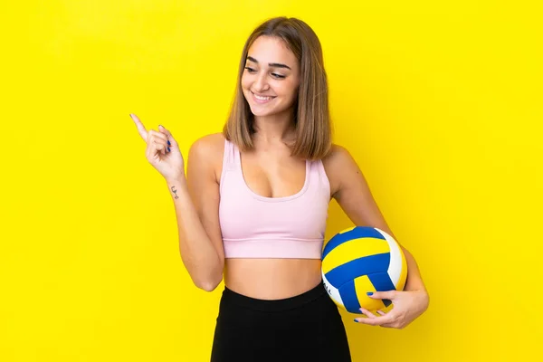 Jovem Mulher Jogando Vôlei Isolado Fundo Amarelo Apontando Para Uma — Fotografia de Stock