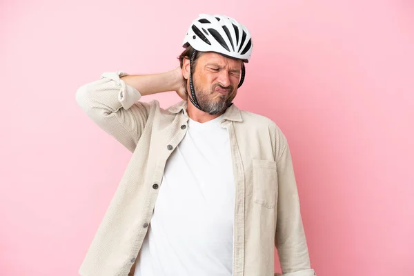 Hombre Holandés Senior Con Casco Bicicleta Aislado Sobre Fondo Rosa — Foto de Stock