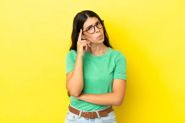Young Caucasian Woman Isolated Yellow Background Thinking Idea — Stock Photo, Image