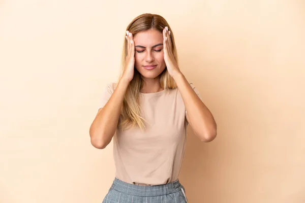 Blondes Uruguayisches Mädchen Isoliert Auf Beigem Hintergrund Mit Kopfschmerzen — Stockfoto