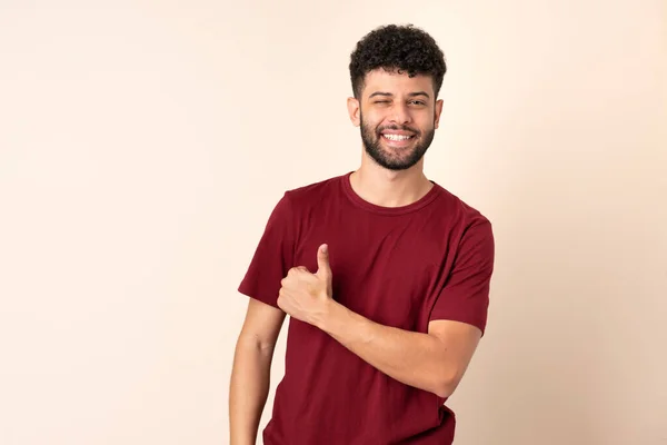 Young Moroccan Man Isolated Beige Background Laughing — Stock Photo, Image