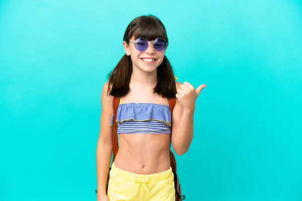 Petit Enfant Caucasien Allant Plage Isolé Sur Fond Bleu Pointant — Photo