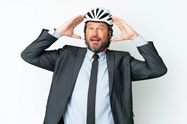 ビジネスシニア男とともに自転車ヘルメット隔離された白い背景とともに驚きの表情 — ストック写真